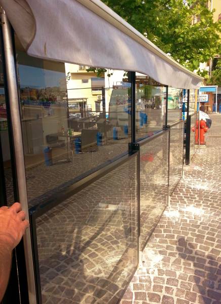 Conception d'un brise vent design transparent en verre pour terrasse près d'Aix en Provence et la Côte Bleue