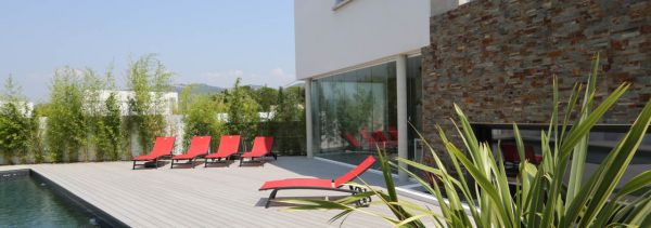 terrasse équipée de panneaux de verres repliables panoramiques visibles sur Aix en Provence